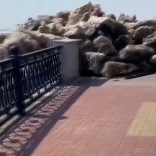 Rusyada buz kütlelerinin kıyıya vurma anı kamerada